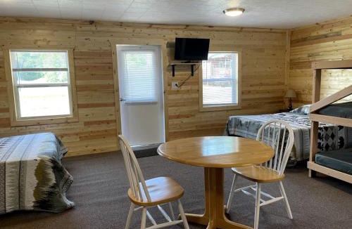 Moscow House | Wonderful Cabin that Sleeps 12 near the Cedar River in Letts, Iowa
