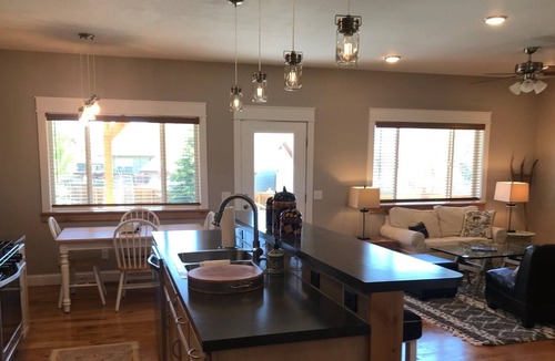 Ennis House | Wonderful quiet house 3/2 on 1/3 acre in town