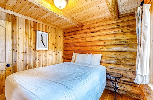 Polebridge Cabin | Wonderful rustic cabin with a full kitchen - near Glacier National Park