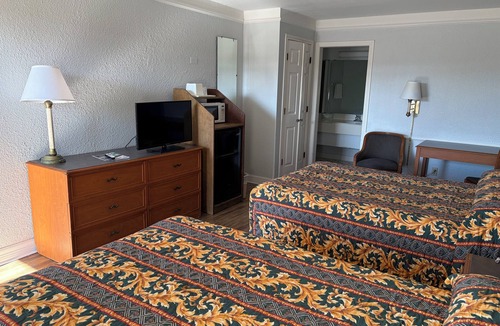 Clodine Hotel | Wonderful Smoking Double Bedroom in Marvelous Houston with AC