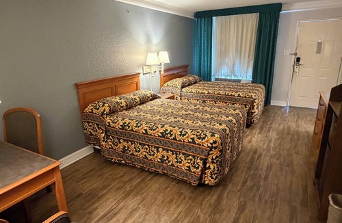 Clodine Hotel | Wonderful Smoking Double Bedroom in Marvelous Houston with AC