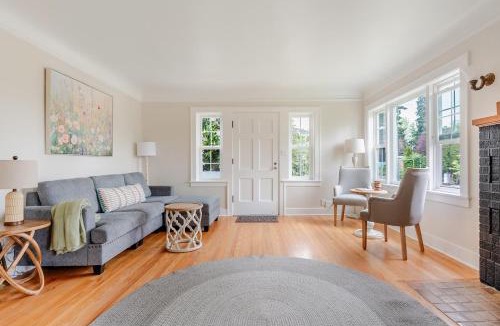 Seattle Metro Area House | Wonderfully Comfortable Light-Filled Seattle Home