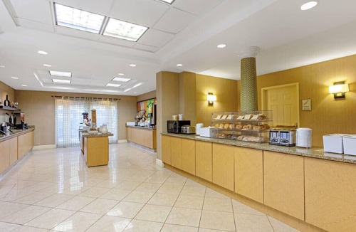 Florida Central Atlantic Coast Hotel | WonderWorks 2 Double Studio w/breakfast, gym, pool