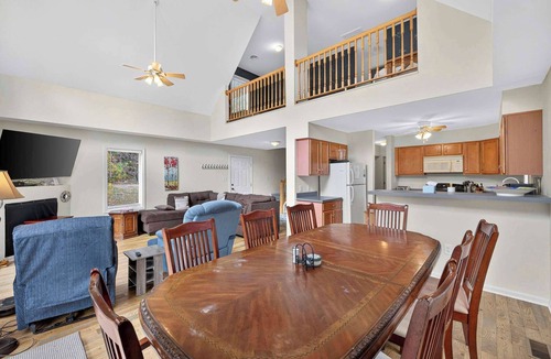 Berkeley Springs Cabin | Wooded Cabin Escape w Fire Pit & Family Ready