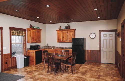 Dundee Cabin | Woodlands & Wildlife Suite: Luxury, Lodge Suite in Amish Country, Ohio
