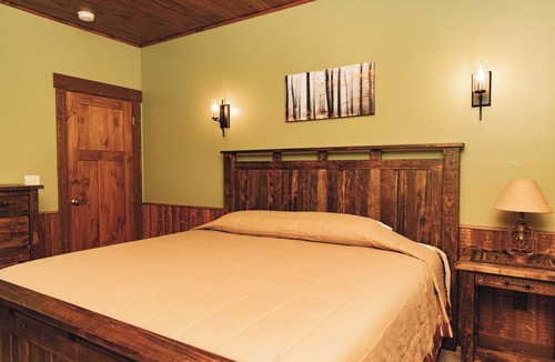 Dundee Cabin | Woodlands & Wildlife Suite: Luxury, Lodge Suite in Amish Country, Ohio