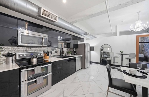 Gaslamp Quarter Apartment | Woolworth Loft – Elegant Stay w/City Views