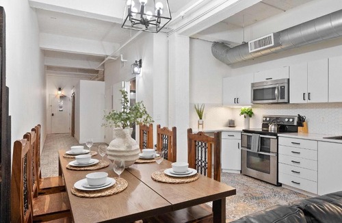 Gaslamp Quarter House | Woolworth Loft - Stylish Gaslamp Stay and Sleeps 8!