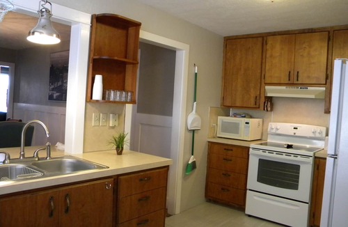 Burley Apartment | Work or Play Private Reliable Wifi Sleeps 6 Suite #1