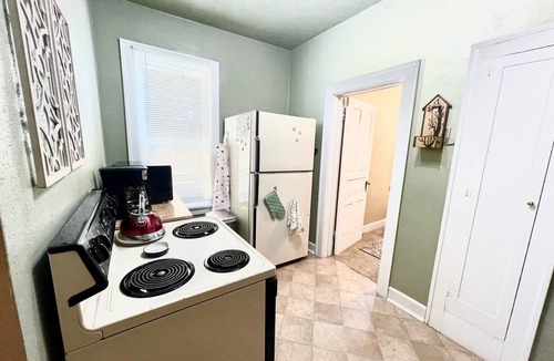 Minot Apartment | 🐞 Workstation + 65" Smart TV + Laundry + Free Wi-Fi