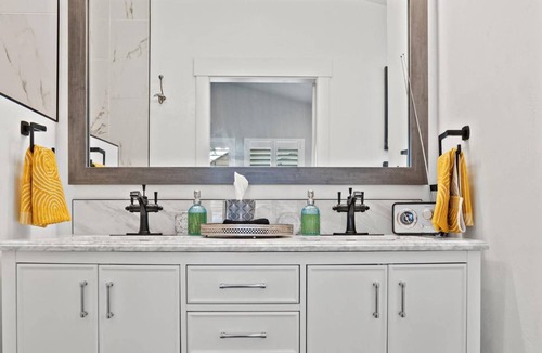 Depot Bench House | WOW! QUALITY ECLECTIC LUX HOME w/ Hot Tub, Gourmet Kitchen, + DOG Friendly! 5 min to BSU!