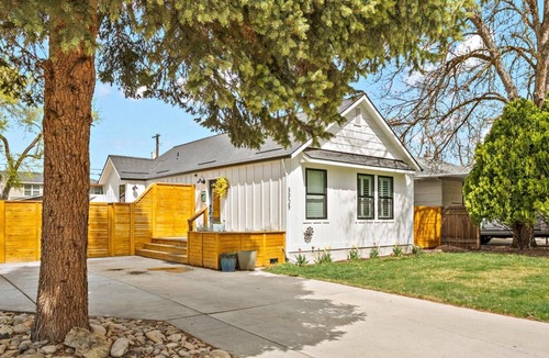 Depot Bench House | WOW! QUALITY ECLECTIC LUX HOME w/ Hot Tub, Gourmet Kitchen, + DOG Friendly! 5 min to BSU!