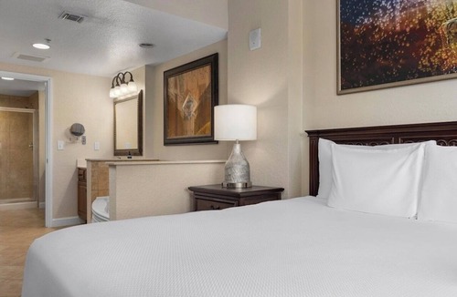 Bay Lake Resort | Wyndham Bonnet Creek Beautiful 2-bedroom near Disney-Sleeps 8!