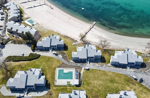 Wapato Point Condo | Yacinde B6 Beachfront and Pool with Loft and Balcony