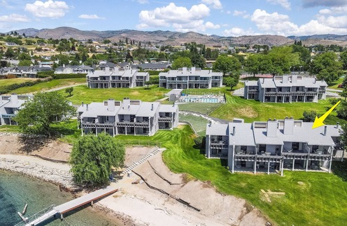 Wapato Point Condo | Yacinde B6 Beachfront and Pool with Loft and Balcony