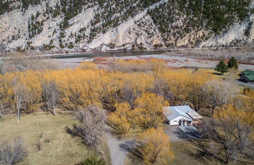Livingston Cabin | Yellowstone Cabin on 4 acres: Sleeps 8, river access & Pets ok!