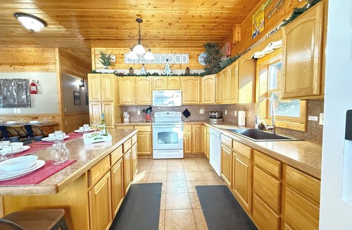 Island Park Cabin | Yellowstone Getaway, Private Hot Tub, Trailer Parking, Free Wifi & Satellite Tv