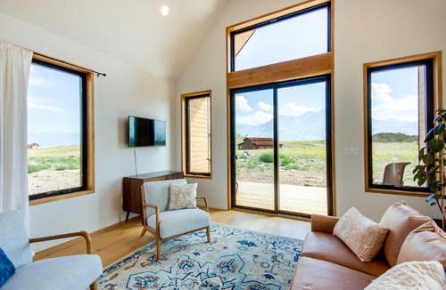 Emigrant House | Yellowstone Prairie Retreat 360 Mountain Views!