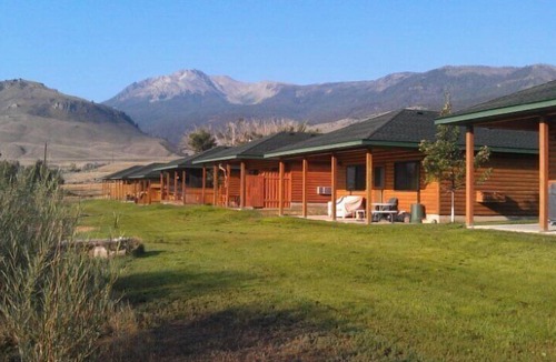 Gardiner Cabin | Yellowstone Riverfront Cabin, Sleeps 9, $171-$325/nt, 300 yards to Yellowstone