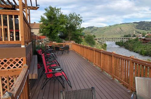 Gardiner Hotel | Yellowstone Riverside Cottages