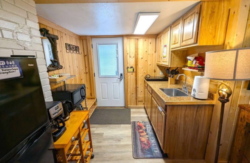 Gardiner Cabin | Yellowstone's Treasure Cabin #1, few min drive to Yellowstone Park