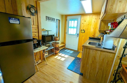 Gardiner Cabin | Yellowstone's Treasure Cabin #2, few min drive to Yellowstone Park