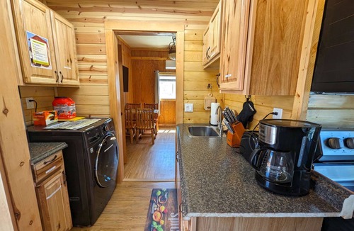 Gardiner Cabin | Yellowstone's Treasure Cabin #4, 2 bedrooms & 2 full bathrooms, few min drive to Yellowstone Park