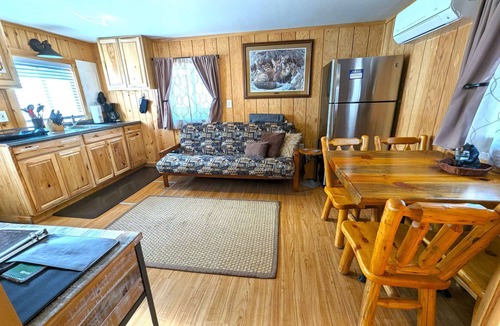 Gardiner Cabin | Yellowstone's Treasure Cabin #6, few min drive from Yellowstone Park