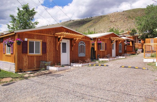 Gardiner Cabin | Yellowstone's Treasure Cabin #7, few min drive to Yellowstone's North Entrance