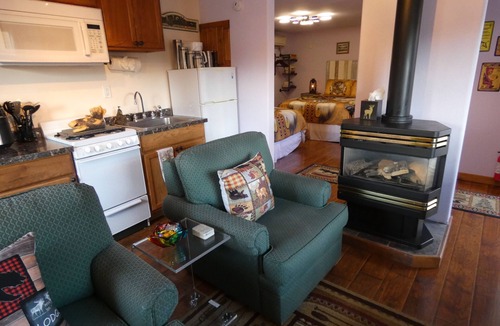 West Yellowstone Apartment | Yellowstone Two Bed Studio Just One Mile From Yellowstone's Main Entrance