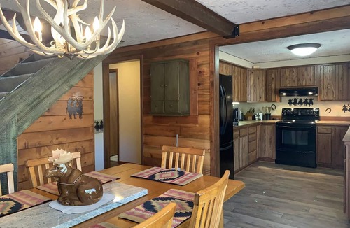 Dubois House | Yellowstone/Union Pass Log Cabin Retreat