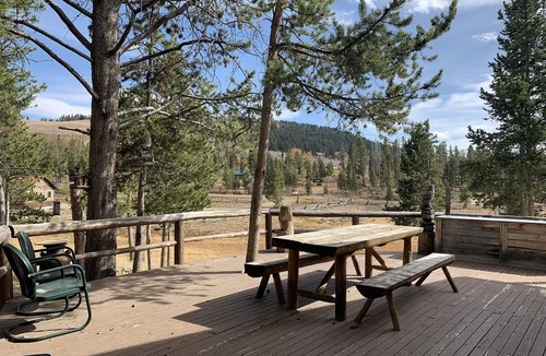Dubois House | Yellowstone/Union Pass Log Cabin Retreat
