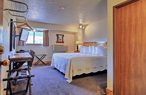 Gardiner Hotel | Yellowstone Village Inn and Suites
