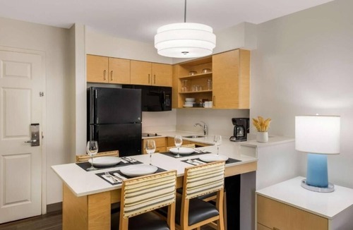 Arrowood Hotel | Your Home Away from Home – 3 Relaxing Suites w/Fully Equipped Kitchen and Pool