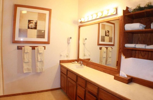 Ucross House | Your Home Away from Home! Onsite Bar, Outdoor Pool, Free Parking and Breakfast!