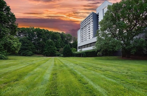 Executive Park Hotel | Your Ideal Home Base for Exploring Charlotte's Best Offerings w/Self Parking!