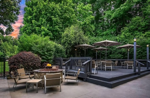 Executive Park Hotel | Your Ideal Home Base for Exploring Charlotte's Best Offerings w/Self Parking!