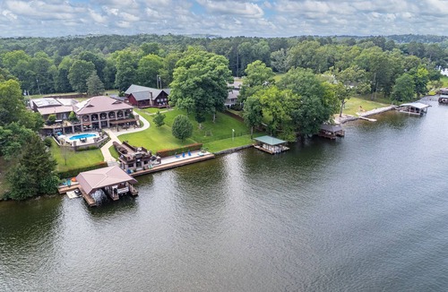 Mid America House | Your PRIVATE Hot Springs Lake Hamilton Vacation Paradise