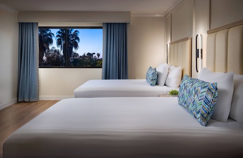 Calabasas Hotel | Your Ultimate Leisure Stay Near Lake Calabasas Park! 3 Spacious Units, Pool