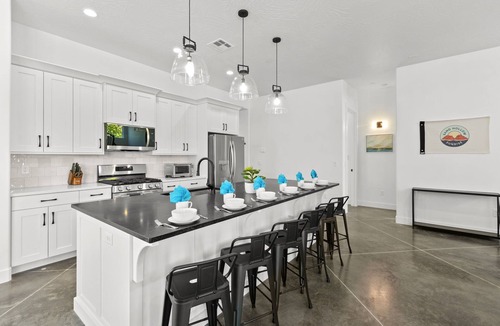 Hurricane House | Zion Luxury: PRIVATE POOL/Hot Tub, Pickleball, Ping Pong, Gaming, 5 Bdrms Sleeps 20 Sand Hollow