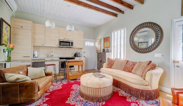 1-bedroom cottage with fireplace, laundry, parking, patio in downtown Wilmington
