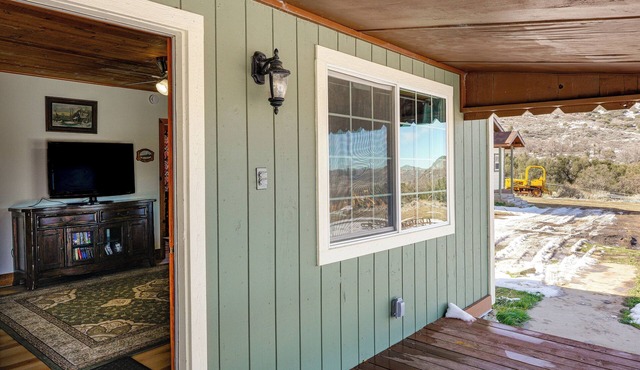 10 Mi to Tehachapi Mountain Park: Mtn-view Cabin!