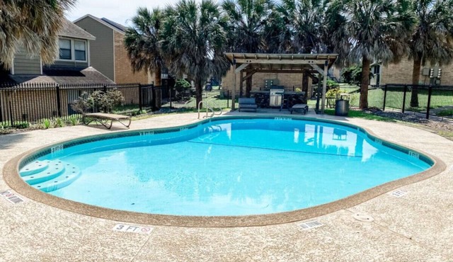 10 Min to Downtown: Pet-friendly, TV with Parking