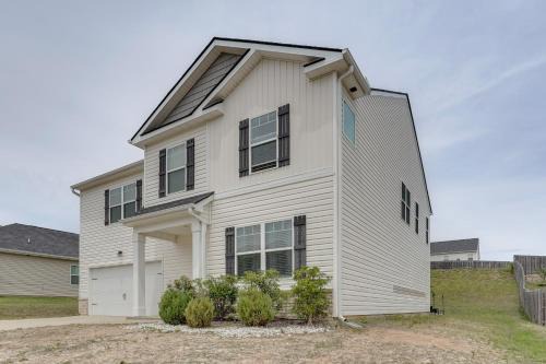 11 Mi to Bruce's Field! Tranquil Home w/Patio