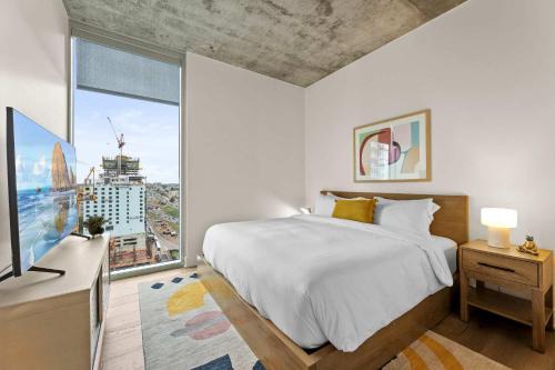 18th FL 1BR - Heated Pool - Gym - Balcony