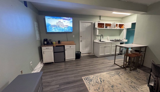 1bed W/laundry/Parking/AC unit- University Area! A
