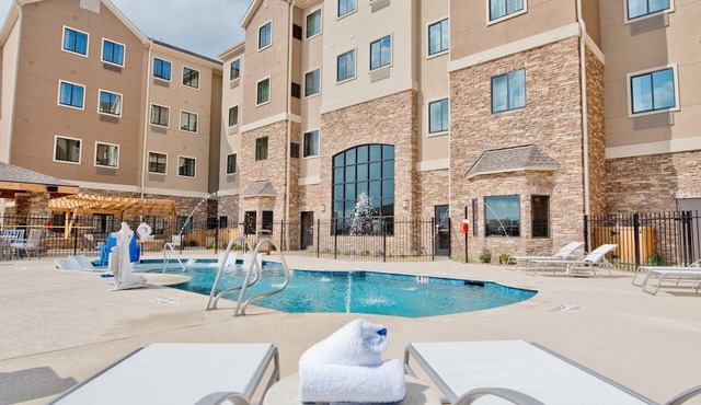 1BR Suite w/2 Queens, Kitchen & Breakfast