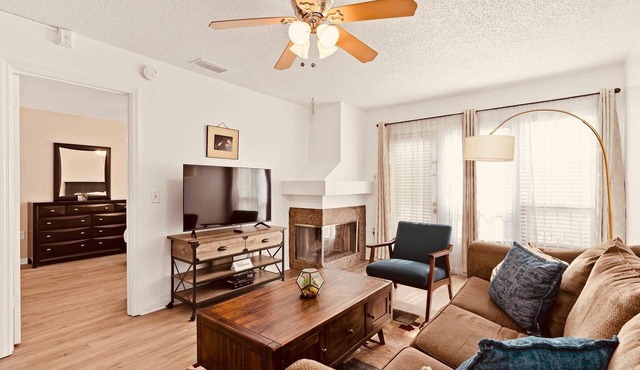 1st Floor 2BR Condo w/Patio & Spacious Outdoor Area [10 min to UCF & Full Sail]