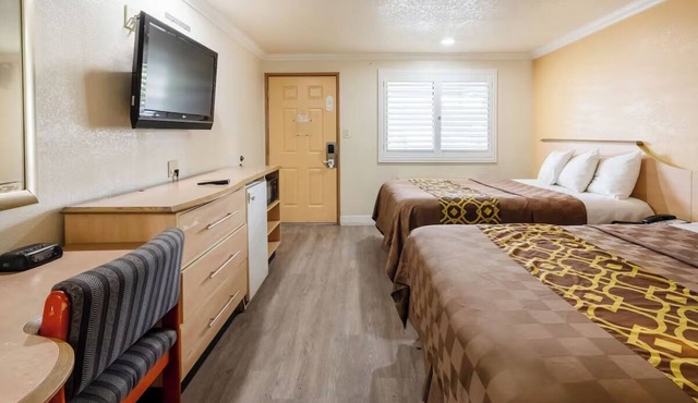 2 Affordable Rooms Close to Public Transport – Steps from Christmas Tree Park