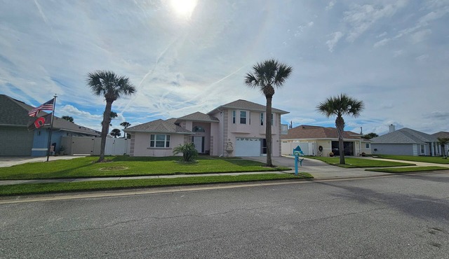 2 bed, 2 bath home in Ormond by the Sea w/private pool. Easy walk to the beach